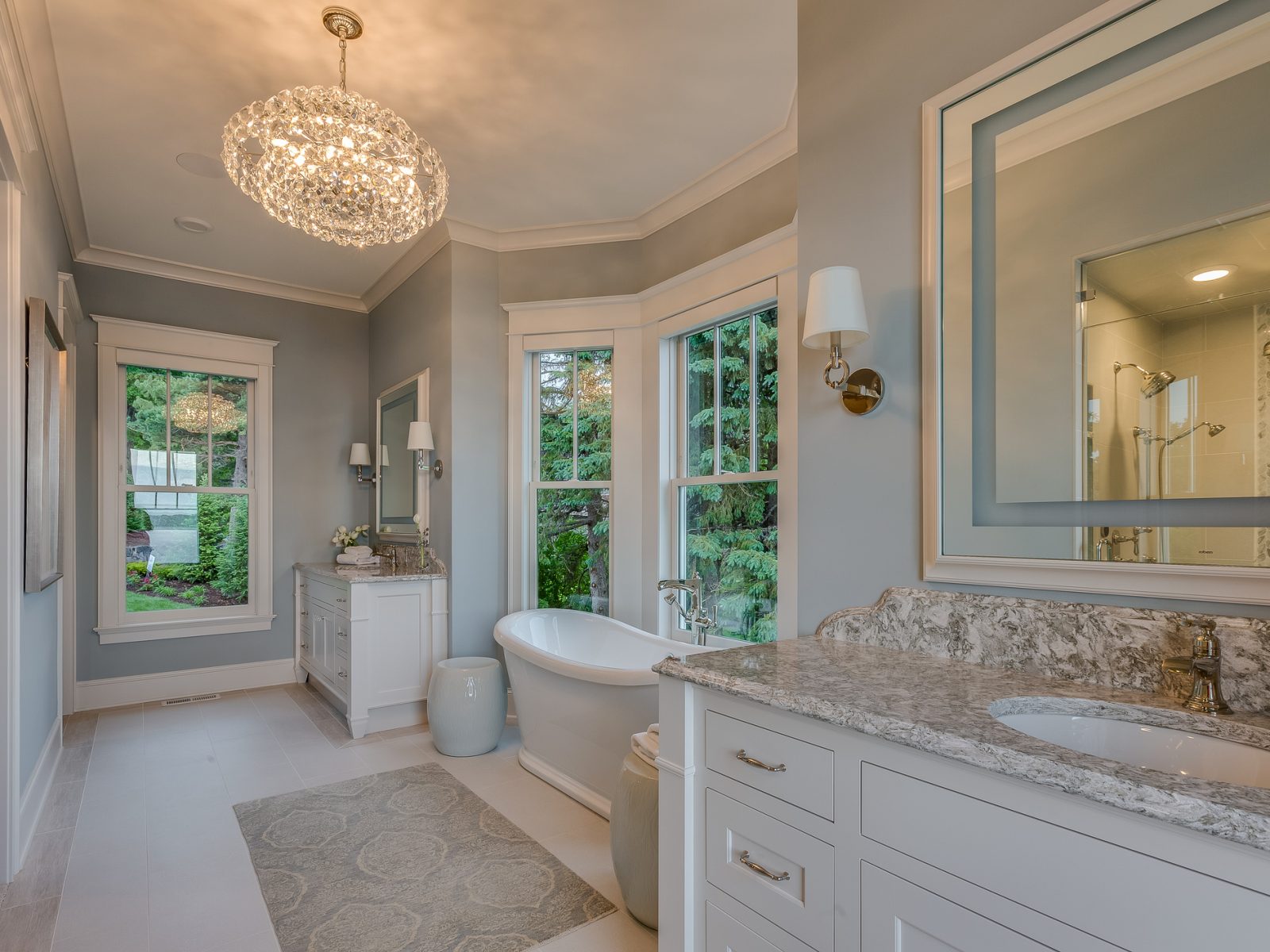 Double vanity with tub and nook in the center of bathroom